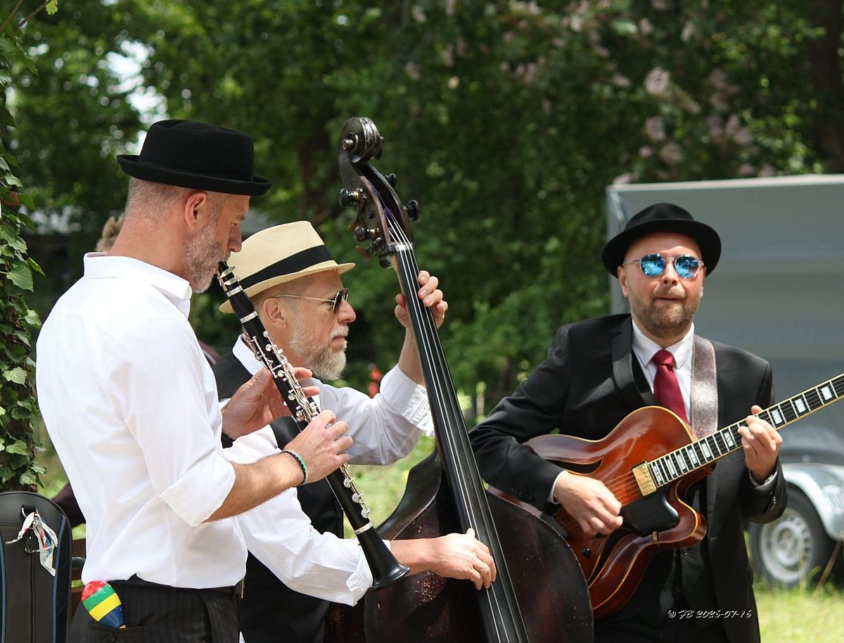 Djangomobil beim Inselsommer in Ludwigshafen – Marcus Armani an der Gitarre mit Klarinette und Kontrabass