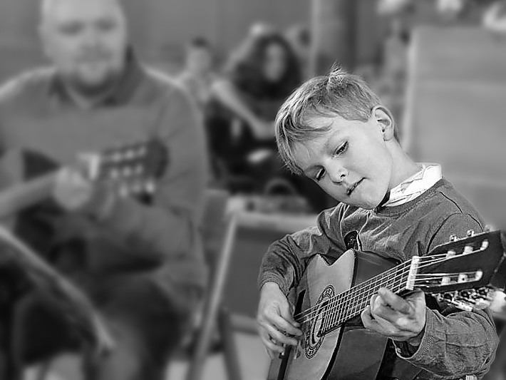 Junger Gitarrenschüler mit klassischer Gitarre beim Unterricht in Ladenburg